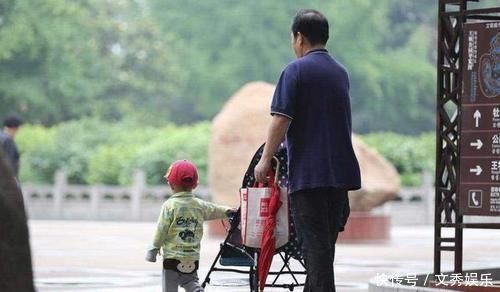 老年人|爷爷自制“豪华婴儿车”,上街引路人强势围观,网友:求批量生产