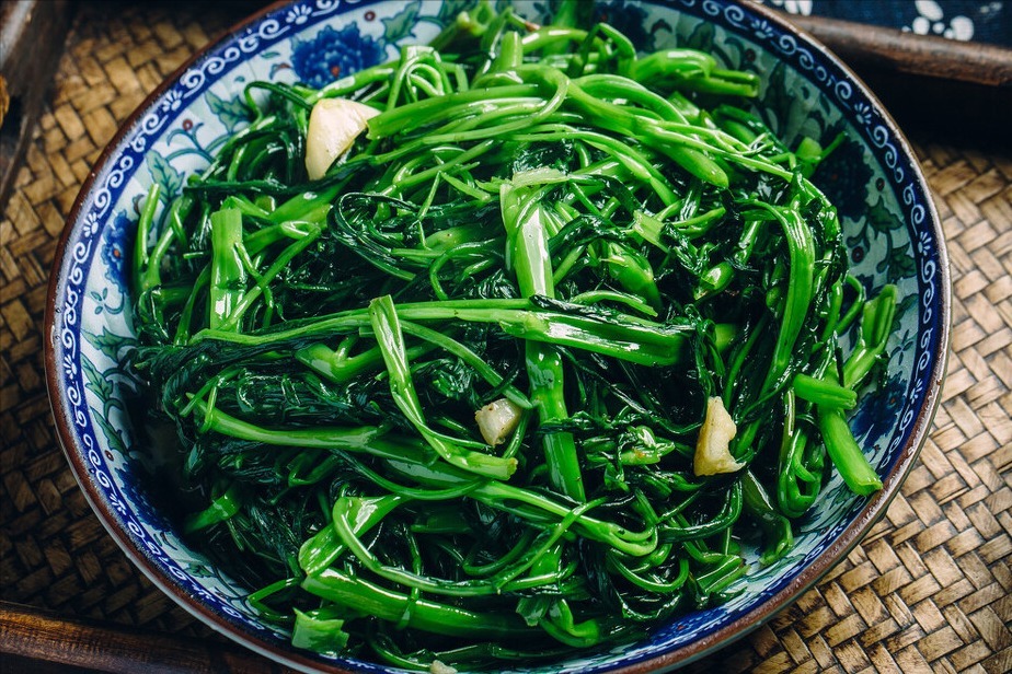 大厨|为何你炒空心菜总发黑原来不能直接下锅,大厨教你2个窍门