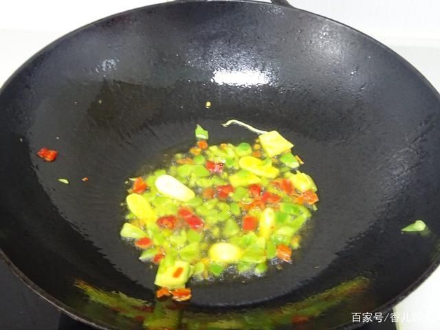 家里|天一热,家里最馋这菜,鲜辣酸爽,肉嫩肥美,开胃下饭