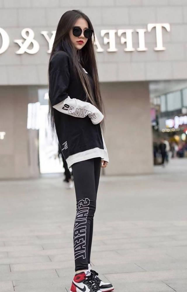 街拍：小姐姐这身搭配看起来时尚又减龄，很显气质