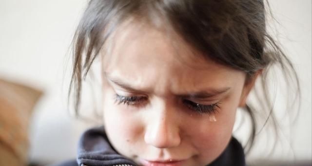 服务员|孩子生气打翻面条,服务员想收拾,奶奶接下来的话,让人肃然起敬