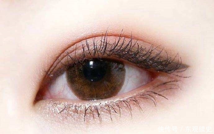 双眼皮vs单眼皮眼妆，学会两种眼影画法，一不小心你就走“红”了
