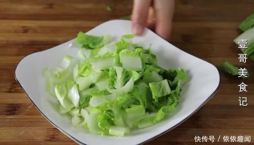 吃肉|白菜别再直接炒了，加1块豆腐，比吃肉还过瘾，上桌连汤汁都不剩