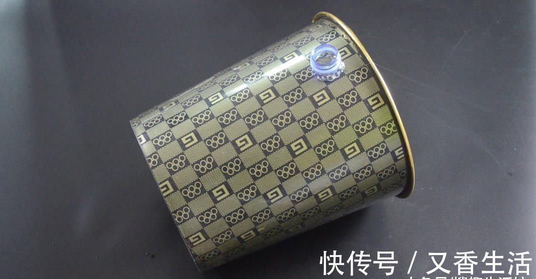 垃圾桶上粘一个塑料瓶, 一年还能帮家里省不少钱, 可惜知道的人不多