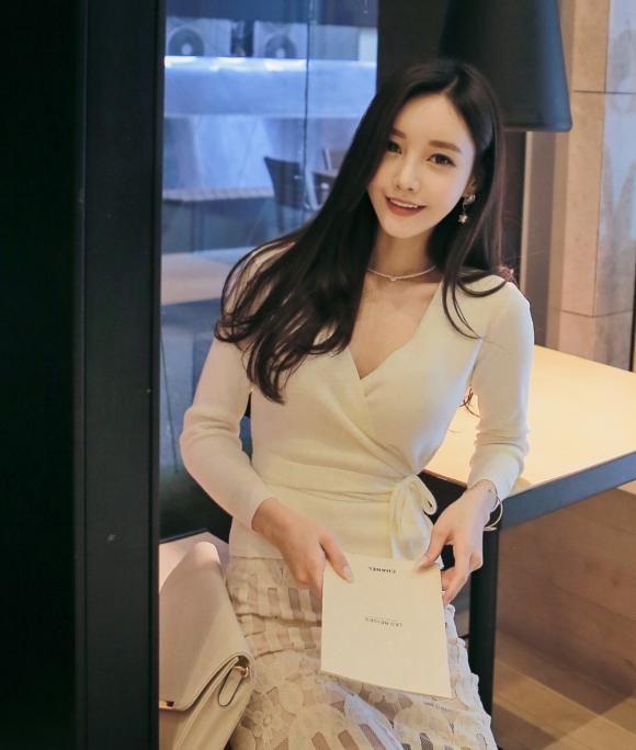 孙允珠长发飘逸气质典雅，穿V领长袖上衣搭镂空包臀裙，性感迷人