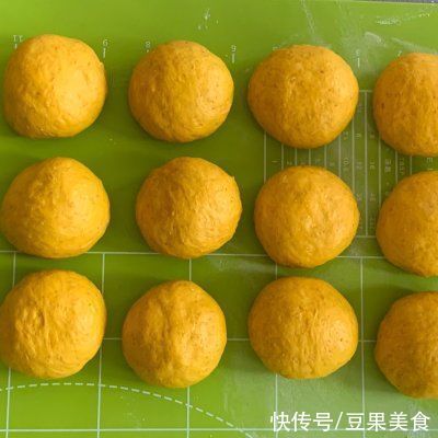 你和幸福就差这一份毛毛虫南瓜全麦排包