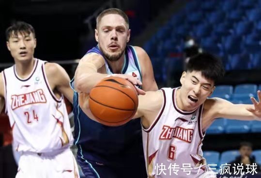 特羅特|不可思議！CBA球隊(duì)誤以為第三節(jié)將結(jié)束，后場(chǎng)直接出手，球迷傻眼