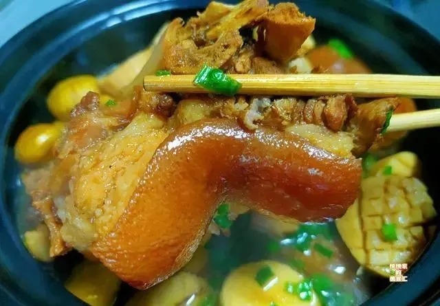 冬天要常吃这碱性菜，切成段跟猪蹄炖入味，鲜香脆嫩，好吃又解馋