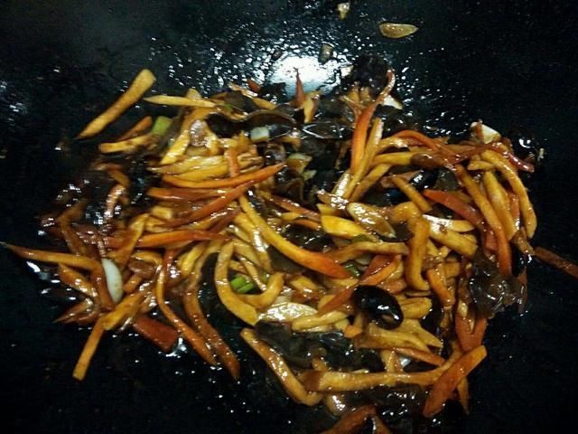 杏鲍菇味道鲜美,搭配不同的食材和调味料,特别的下饭