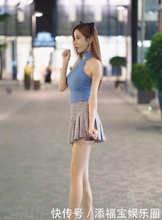 浅色|修身挂脖上衣搭配浅色百褶裙,青春靓丽,甜美可爱