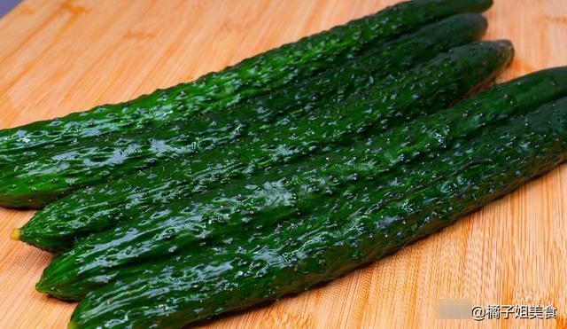 饭店里“凉拌黄瓜”为啥那么好吃大厨多加这一步,比肉还香