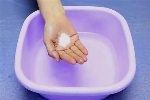 潮气|抓紧在卫生间里撒把食盐,不是迷信,有钱人都在做,学会全家受益