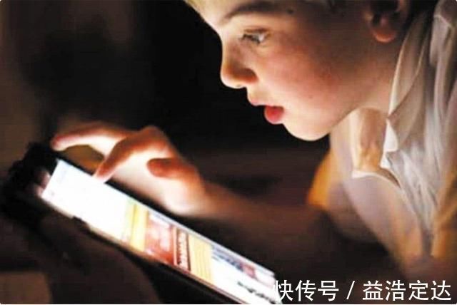 放学|宝妈炫耀儿子从小不玩手机,等孩子放学后,被现实打脸