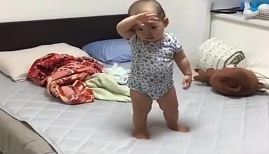 动作|宝宝想要妈妈陪自己睡觉,做出的动作呆萌可爱,妈妈秒懂