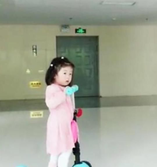 拼搏|父女俩1个月没见,妈妈带女儿接爸爸下班,父女俩的反应太暖心!