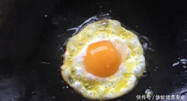 炖鲫鱼汤时别直接加水炖,多加两个“它”,炖的鱼汤比牛奶白!