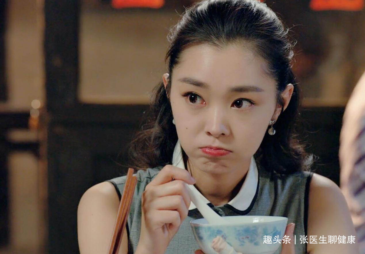 皮肤|女性不想太早变老,晨起常吃3种食物,紧致皮肤,恢复活力显年轻