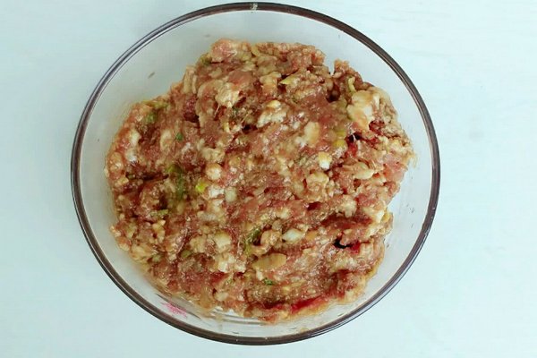 拌饺子馅，别直接放调料，加上这一步，饺子更鲜香多汁