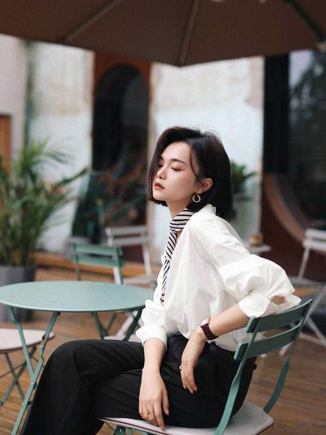 针织衫|25、35岁的韩系穿搭技巧分享，针织衫搭配百褶裙，精致高级又优雅