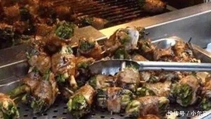 哄抢|下岗夫妻在街头卖小吃,出摊就被哄抢,10元一斤月入过万