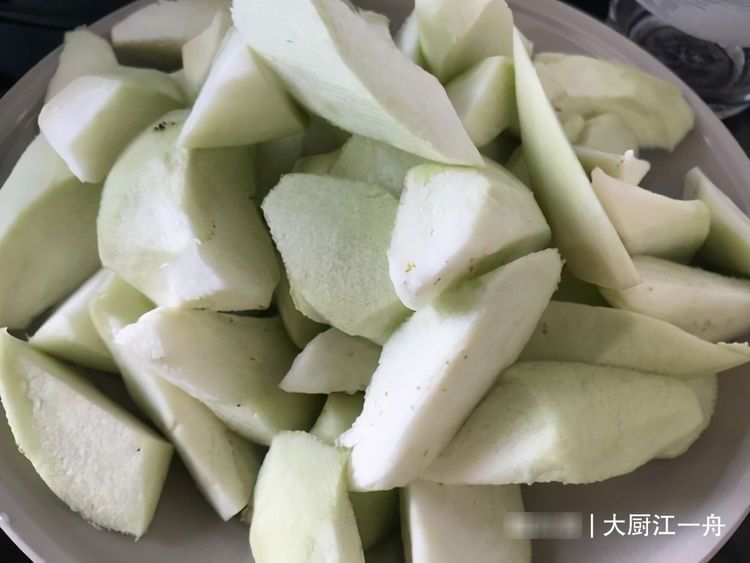 中老年人|炒茄子，先放油就错了，大厨教你炒茄子不吸油的做法，好吃又解馋