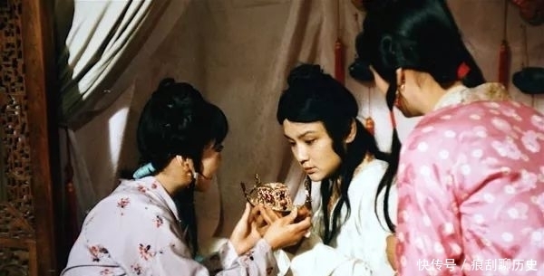 紫鹃的这个小动作,道出红楼梦里贵族家庭不为人知的规矩礼数