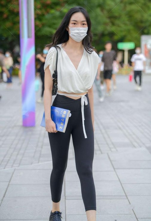 V领休闲衫，搭配黑色运动裤，时尚感十足