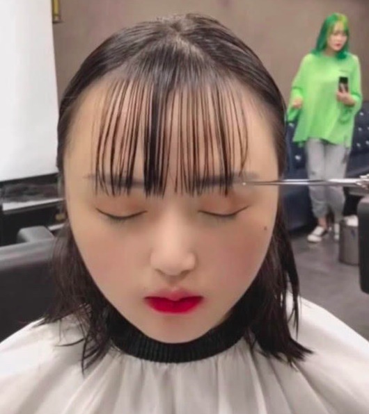 理发店 女子脸大被嘲笑,去理发店剪成“气质女神”,网友发型遮百丑!