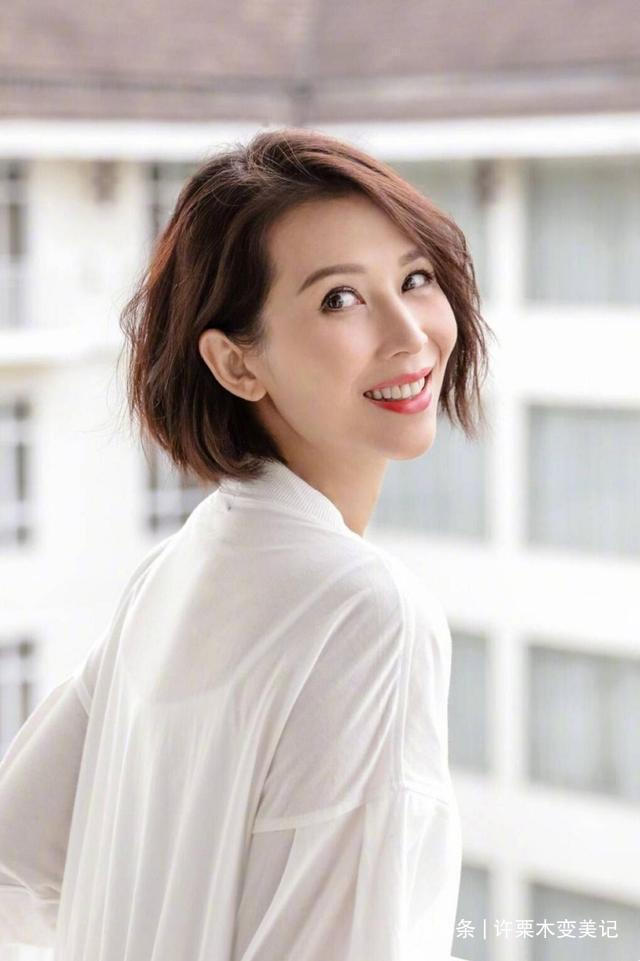 丸子头 50岁女人别再留齐刘海了,今年流行5种“发型”,显脸小不挑人