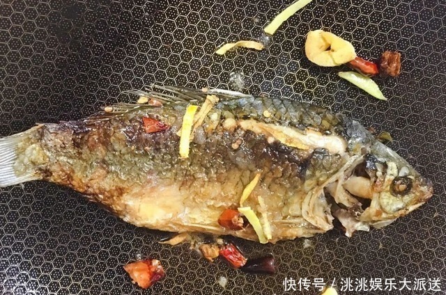 干辣椒|鲫鱼怎么做大叔教你红烧鲫鱼,鲜香味美,简单易做,超级好吃!