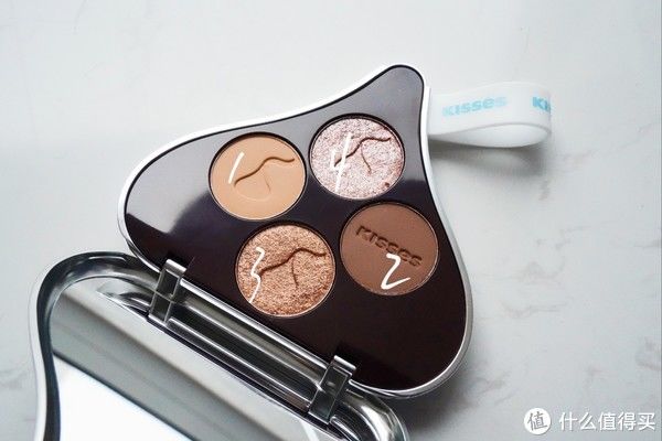 四色盘|伊蒂之屋&好时之吻联名款银巧眼影盘，好想吃掉你~