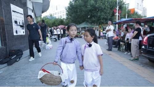  组队|萌娃组队上街“带货”，这波操作真是出人意料