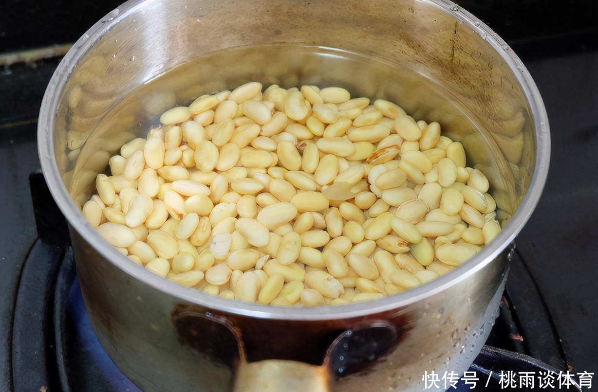 浇花|养花别再把水和肥“分2回事”了,浇点它,盆栽土又湿又肥