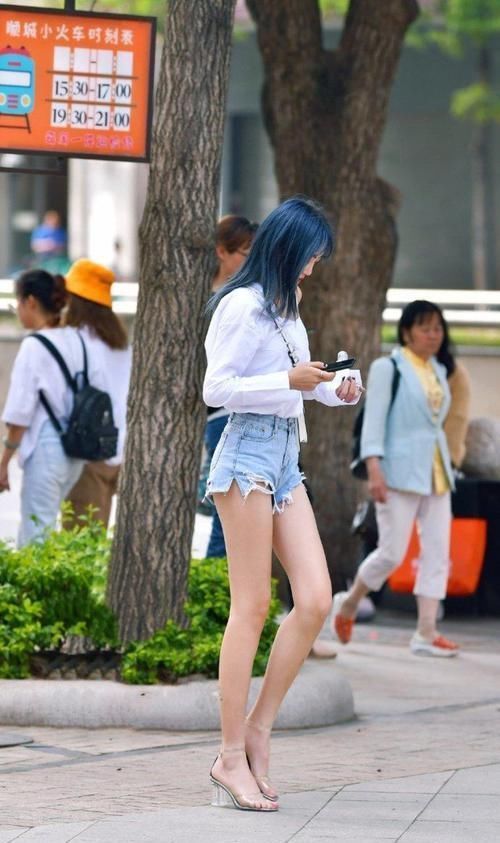 青春|年轻女生穿热裤是青春,轻熟女人穿热裤就是性感