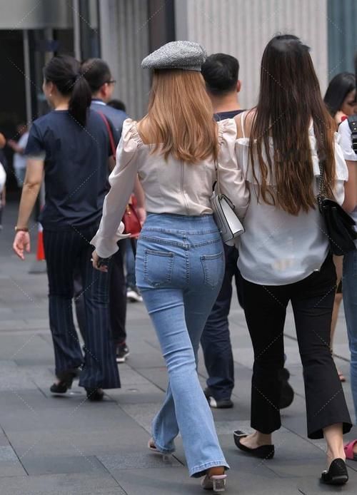紧身牛仔裤|紧身牛仔裤，小姐姐搭配宫廷领泡泡袖上衣，让身材有曲线感