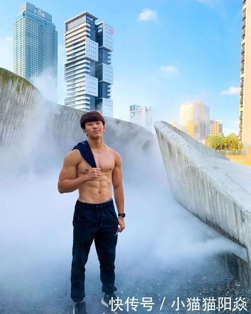 大男孩|阳光男孩的肌肉身躯：麒麟臂爆筋，胸肌饱满，腹肌和人鱼线很质感