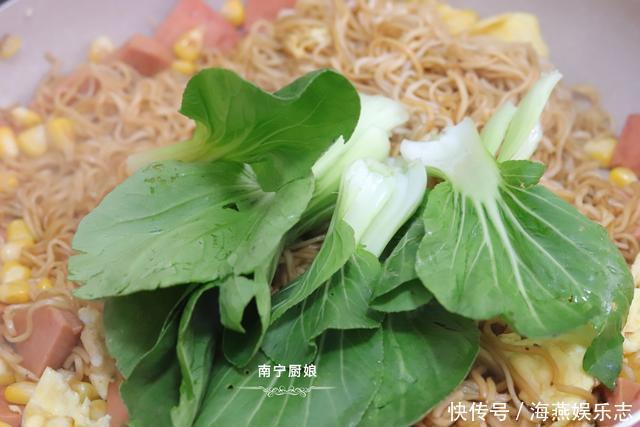 把方便面|好吃到哭的方便面做法,口感丰富营养足,做上一锅都不够吃