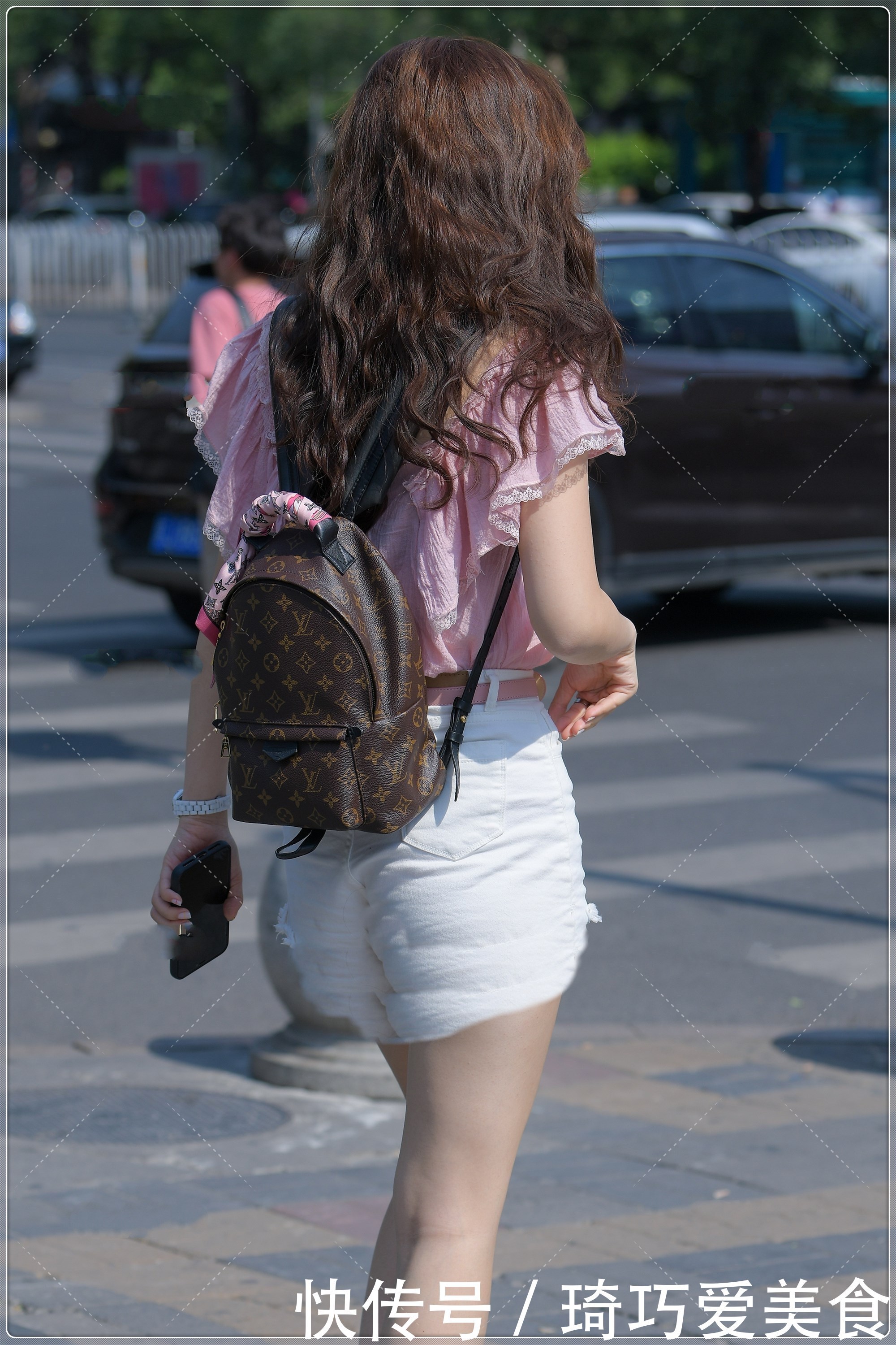 清爽纯色无袖荷叶边针织衫，毛边白色简约短裤，清新舒适