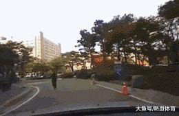 |搞笑GIF:不同年龄女人走路的区别