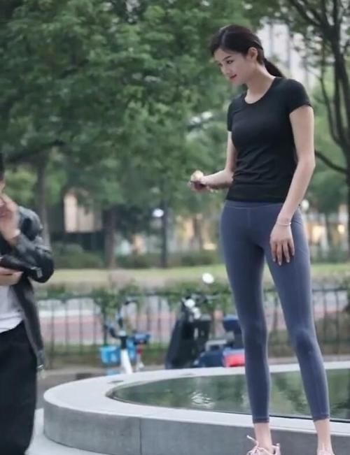 瑜伽裤 当女神穿上瑜伽裤,时髦又好看,小姐姐秀出性感的美区