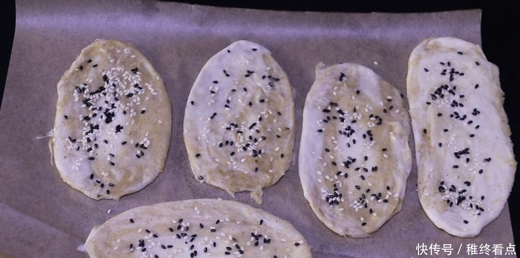 这是椒盐酥饼的做法,咸香可口,外皮超酥,轻轻一碰就掉渣