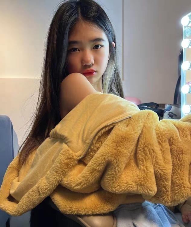 美背 曹格11岁女儿太着急长大,浓妆艳抹还大秀美背,丝毫没有孩子样