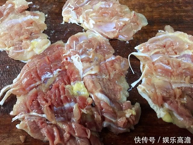 鸡扒很好吃,添加蒜瓣和蜂蜜,口感更加香甜