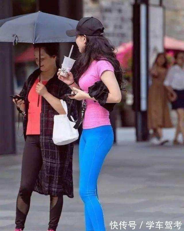 高腰裤 蓝色打底裤搭配时尚粉色上衣,衣品爆棚,身材比例上的不协调!