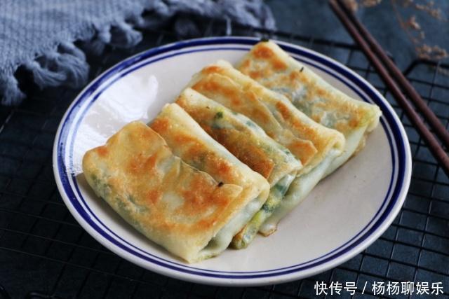 不发面不烫面,快手5分钟就能出锅的韭菜盒子,皮薄馅大不漏汁