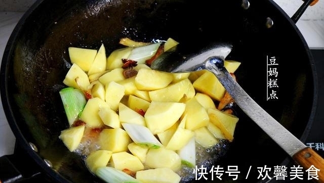粉条|饭店里的招牌菜,土豆炖粉条的做法,又香又软糯,老少孩子都喜欢