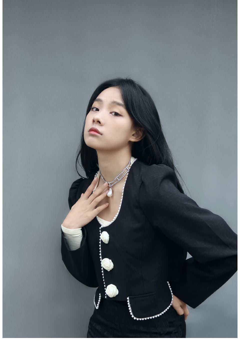 女人味儿 鲁照华身着秋季小西服，轻奢时尚又高级，活力四射