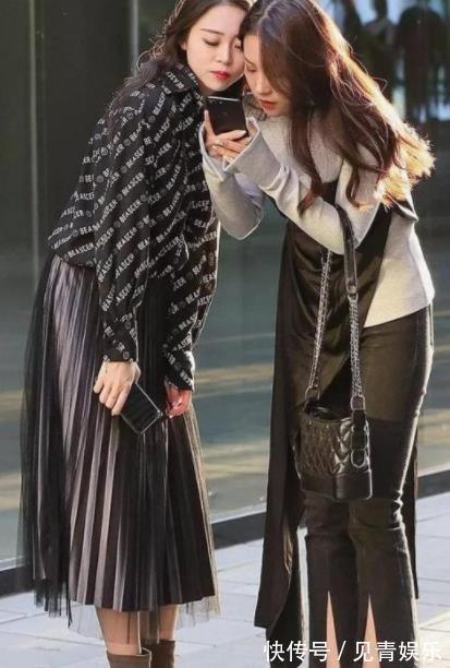 紧身裤|街拍身穿红色短上衣的小美女,长发飘飘,非常有型