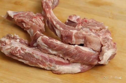 买排骨时，别只会挑肉多的，牢记5点，轻松挑出新鲜好排骨