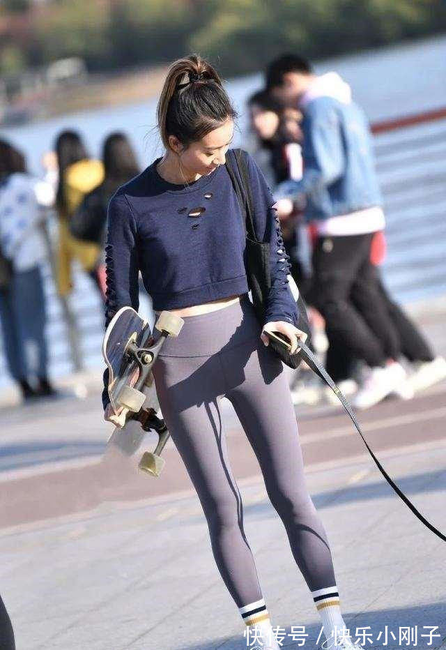 时尚感 深蓝色T恤休闲舒适,下搭灰色打底裤,简约又时尚